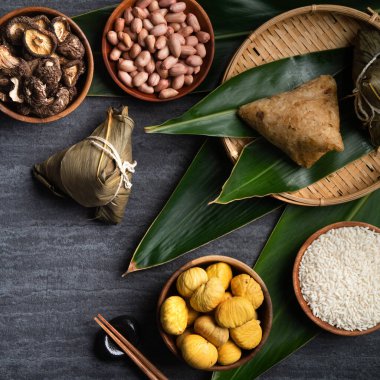 Zongzi. Çin geleneksel Ejderha Tekne Festivali (Duanwu Festivali) için siyah arka plan üzerine pirinç köfteli hamur tatlısı tasarımı konsepti.