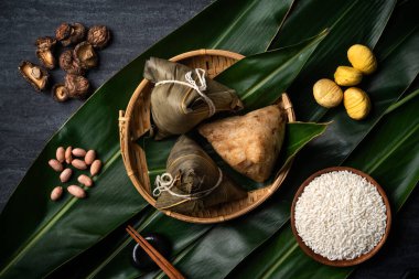 Zongzi. Çin geleneksel Ejderha Tekne Festivali (Duanwu Festivali) için siyah arka plan üzerine pirinç köfteli hamur tatlısı tasarımı konsepti.