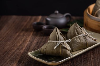 Zongzi. Çin geleneksel Ejderha Tekne Festivali (Duanwu Festivali) için pirinç köftesi..