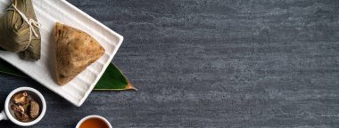 Zongzi. Çin geleneksel Ejderha Tekne Festivali (Duanwu Festivali) için siyah arka plan üzerine pirinç köfteli hamur tatlısı tasarımı konsepti.