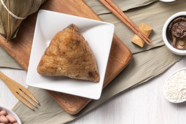 Zongzi. Ejderha Teknesi Duanwu Festivali için ahşap masa üstü manzaralı lezzetli geleneksel pirinç köftesi..