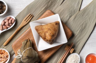 Zongzi. Ejderha Teknesi Duanwu Festivali için ahşap masa üstü manzaralı lezzetli geleneksel pirinç köftesi..