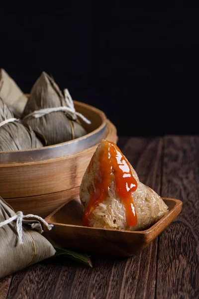 Zongzi. Çin geleneksel Ejderha Tekne Festivali (Duanwu Festivali) için pirinç köftesi..