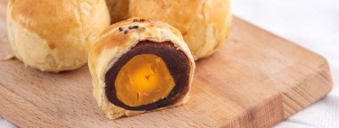 Ay pastası yumurta sarısı pastası, sonbahar bayramı tatili için ay çöreği ahşap masa arkasında.