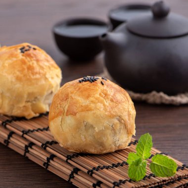 Ay pastası yumurta sarısı pastası, sonbahar bayramı tatili için ay çöreği ahşap masa arkasında.