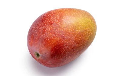 Güzel, olgun mangoların yakın plan beyaz masa arkasında izole edilmiş kesme yolu.