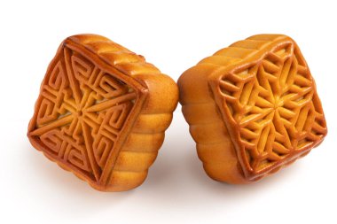 Sonbahar ortası festivali için ay çöreği pastası, beyaz masa arkasında izole edilmiş yemekler..