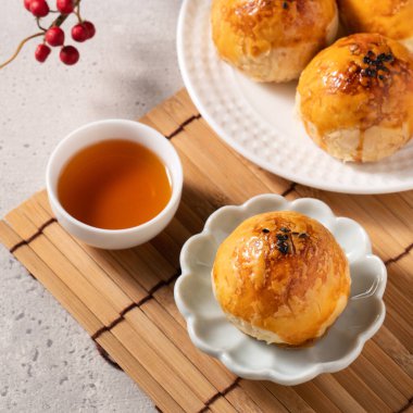 Ay pastası sarısı pastası, ay çöreği, Gri masa arkasında sonbahar bayramı tatili.