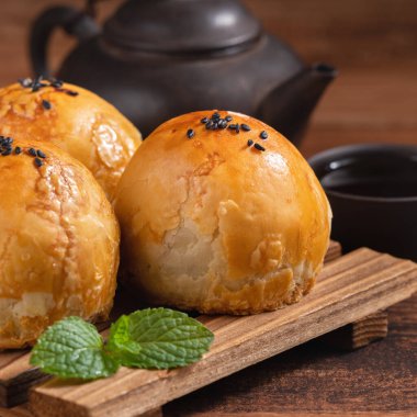 Ay pastası yumurta sarısı pastası, sonbahar bayramı tatili için ay çöreği ahşap masa arkasında.