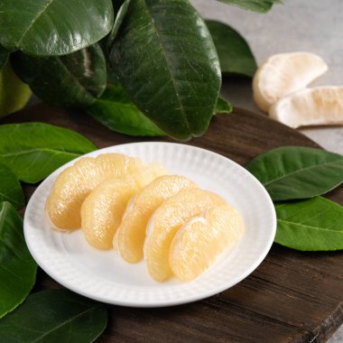 Gri çimento arkaplanında Güz ortası Meyve Festivali için taze çiçek.