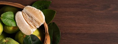 Güz ortası meyveleri için koyu ahşap masa arkaplanındaki taze çiçek manzarası.