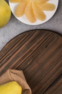 Gri çimento masa arkaplanındaki taze pomelo manzarası.