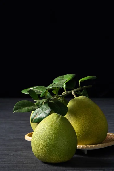 Frisches Pomelo Auf Schwarzem Schiefergrund Für Die Früchte Des Herbstfestes — Stockfoto