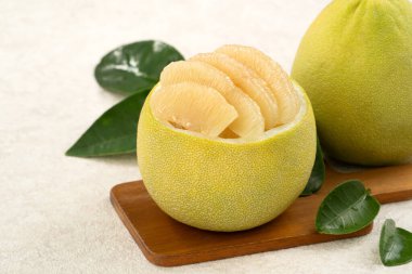 Güz ortası festivali meyveleri için beyaz masa zemininde yaprak kabuğu soyulmuş taze çiçek..