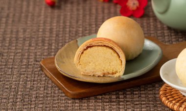 Tayvan 'da ay festivali için altın kabuklu ve tatlı dolgulu küçük mung fasulyesi pastası..