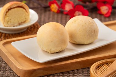 Tayvan 'da ay festivali için altın kabuklu ve tatlı dolgulu küçük mung fasulyesi pastası..