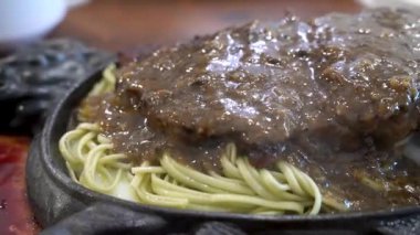 Tayvan usulü biftek, erişte, yumurta ve karabiber soslu biftek..