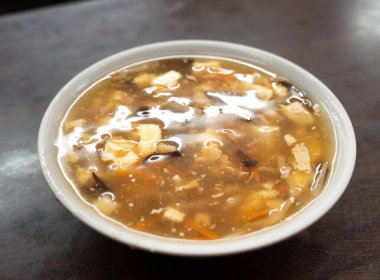 Tofulu, yumurtalı, mantarlı ve havuçlu lezzetli sıcak ve ekşi çorba..