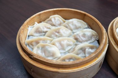 Bambu buharlı tencerede servis edilen taze köfteler..