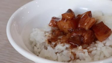 Karıştırma ve dökme domuz eti eti et pirinç, pilav üzerine domuz buğulama.