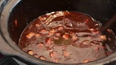 Karıştırma ve dökme domuz eti eti et pirinç, pilav üzerine domuz buğulama.