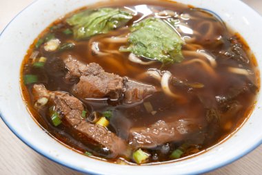 Tayvan usulü etli şehriye çorbası, zengin et suyu, dilimlenmiş kırmızı et ve sebzeli ünlü yemek..