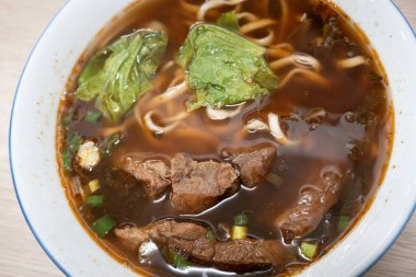 Tayvan usulü etli şehriye çorbası, zengin et suyu, dilimlenmiş kırmızı et ve sebzeli ünlü yemek..