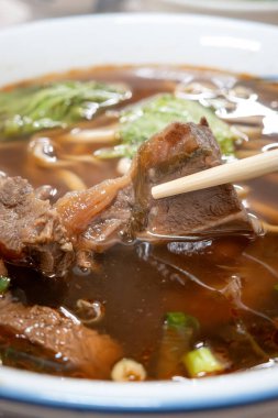 Tayvan usulü etli şehriye çorbası, zengin et suyu, dilimlenmiş kırmızı et ve sebzeli ünlü yemek..