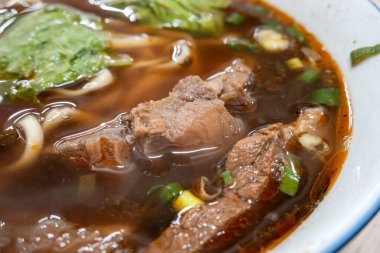 Tayvan usulü etli şehriye çorbası, zengin et suyu, dilimlenmiş kırmızı et ve sebzeli ünlü yemek..