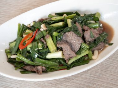 Tayvan usulü taze soğan ve kırmızı biberle pişirilmiş taze et dilimleri içeren soğanlı kızarmış biftek..