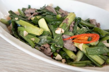 Tayvan usulü taze soğan ve kırmızı biberle pişirilmiş taze et dilimleri içeren soğanlı kızarmış biftek..