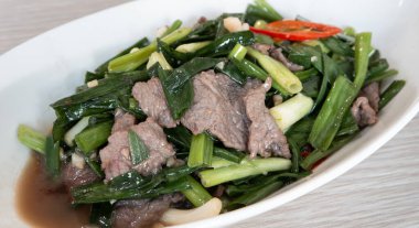 Tayvan usulü taze soğan ve kırmızı biberle pişirilmiş taze et dilimleri içeren soğanlı kızarmış biftek..