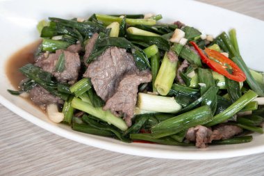 Tayvan usulü taze soğan ve kırmızı biberle pişirilmiş taze et dilimleri içeren soğanlı kızarmış biftek..