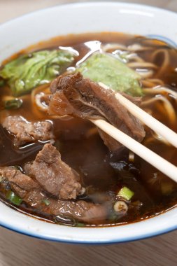 Tayvan usulü etli şehriye çorbası, zengin et suyu, dilimlenmiş kırmızı et ve sebzeli ünlü yemek..