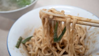 Zengin, kalın susam sosuyla kaplı bir kase erişte, geleneksel Tayvan yemeği..