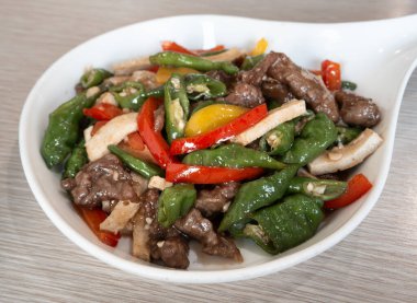 Lezzetli, kızarmış sığır eti ve aromatik renkli biberler..