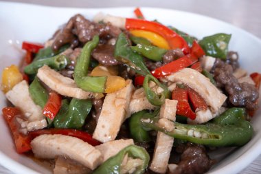 Lezzetli, kızarmış sığır eti ve aromatik renkli biberler..