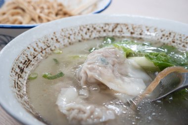 Geleneksel Tayvan mantı çorbası ve sebze..