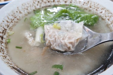 Geleneksel Tayvan mantı çorbası ve sebze..