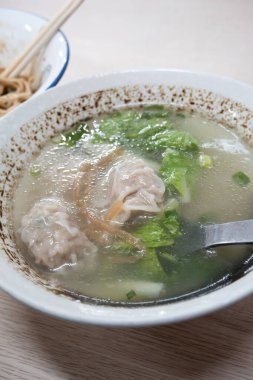 Geleneksel Tayvan mantı çorbası ve sebze..