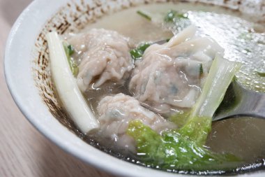 Geleneksel Tayvan mantı çorbası ve sebze..