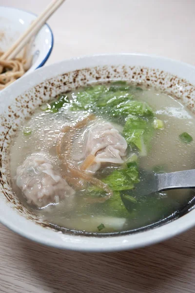 Geleneksel Tayvan mantı çorbası ve sebze..