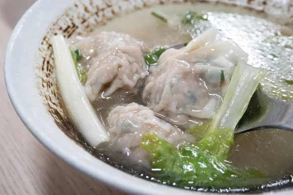 Geleneksel Tayvan mantı çorbası ve sebze..