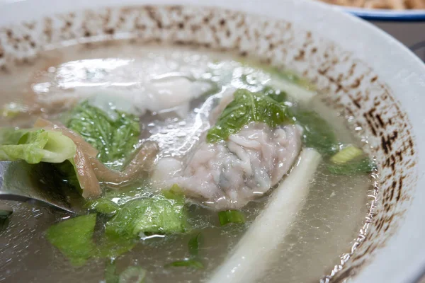 Geleneksel Tayvan mantı çorbası ve sebze..