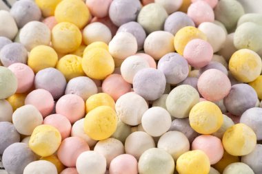 Çiğ, küçük, yapışkan pirinç topları tangyuan pişirmeye hazır..