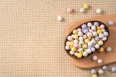 Çiğ, küçük, yapışkan pirinç topları tangyuan pişirmeye hazır..