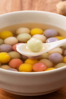 Geleneksel Asya tatlı çorbası. Glutinous rice balls tangyuan ve sıcak zencefil şurubu.