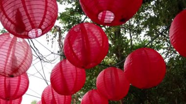 Geleneksel kırmızı yuvarlak kağıt fenerler Ay Yeni Yıl kutlamaları sırasında dışarıda asılı duruyor..