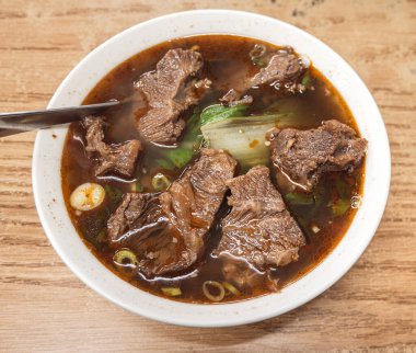 Tayvan usulü etli şehriye çorbası, zengin et suyu, dilimlenmiş kırmızı et ve sebzeli ünlü yemek..