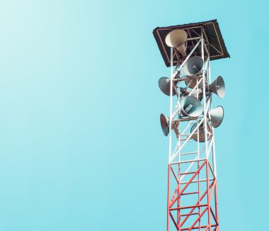 Mavi gökyüzü arka plan ile radyo anteni